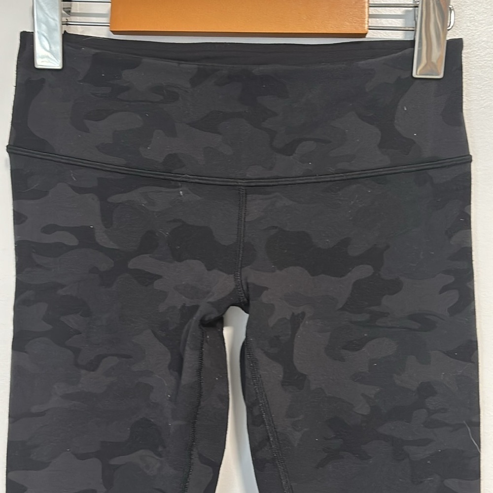 Lululemon Size 4 Wunder Under Crop - Picture 2 of 7
